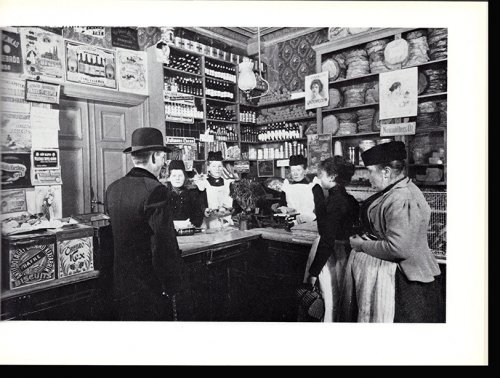 Image for Stockholm da . ett urval bilder ur privata familjealbum berattar om en period av en gammal stads historia Stockholm da . ett urval bilder ur privata familjealbum berattar om en period av en gammal stads historia