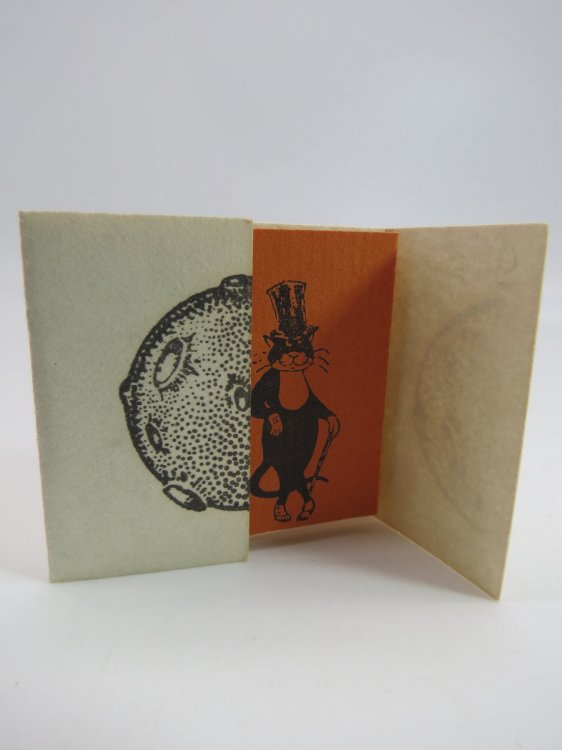Image for THE MAN IN THE MOON IS A CAT (MINIATURE BOOK) ; A Lunar Observation THE MAN IN THE MOON IS A CAT (MINIATURE BOOK) ; A Lunar Observation