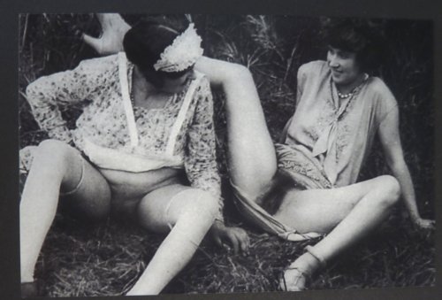 2 Flapper Girls Bare Bottomed in the Country