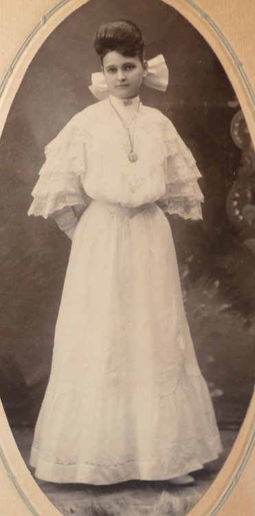 1870-1880 Cabinet Photo Brunette Beauty in White Dress