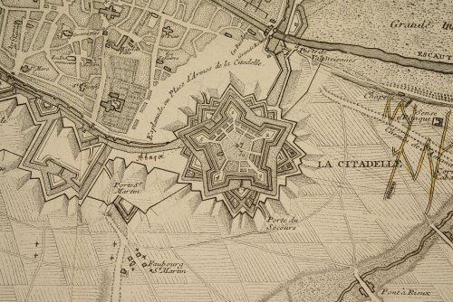 Original Engraved Antique Map of The PLAN DE TOURNAY / Ville Episcopale, ou il y &agrave; un Parlement, Capitalle / du Tournesis Scitu&eacute; sur la Riviere de l’Ecaut / Eloigne de Cinq Lieues de Lille, &agrave; Six de Valentiē / nes, a Quatre de Menin, Sept de Douay