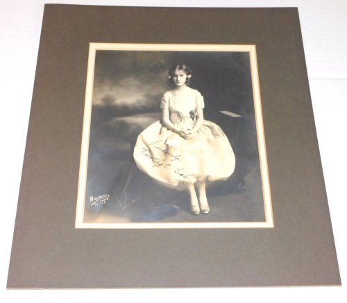 Image for AN ORIGINAL SOFT HUED PHOTOGRAPH PORTRAIT of the beautiful young actress DOROTHY GISH by the American photographer FRED HARTSOOK, SIGNED by DOROTHY GISH. AN ORIGINAL SOFT HUED PHOTOGRAPH PORTRAIT of the beautiful young actress DOROTHY GISH by the American photographer FRED HARTSOOK, SIGNED by DOROTHY GISH.