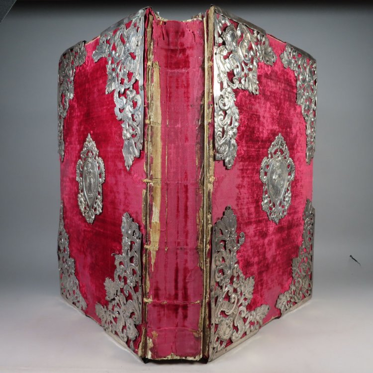 Missale Romanum ex decreto sacrosancti concilii Tridentini restitutum. Concilii Tridentini Restitutum, S. Pii V. jussu editum, Clementis VIII et Urbani Papae Octavi Auctoritate Recognitum.