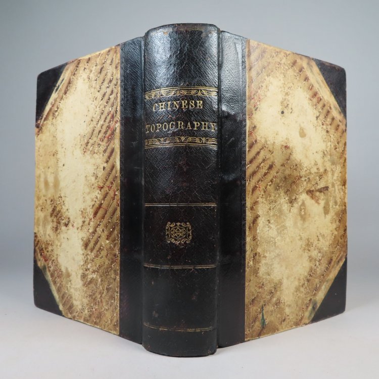 [Chinese Typography] Dictionnaire des noms anciens et modernes des villes et arrondissements de premier, deuxieme et troisieme ordre compris dans l'Empire chinois indiquant les latitudes et les longitudes de tous les chefs-lieux.et les epoques auxquelles leurs noms.TOGETHER WITH S. Wells Williams' C