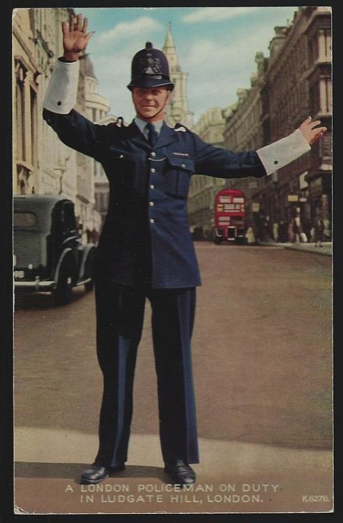 LONDON POLICEMAN ON DUTY IN LUDGATE HILL, LONDON, ENGLAND