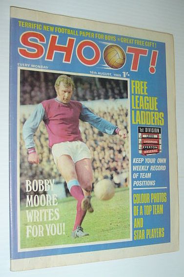 SHOOT! Soccer/Football Magazine, 16 August 1969 *COLOUR CENTERFOLD PHOTO OF ENGLAND - SOME OF THE CHAMPS IN TRAINING*